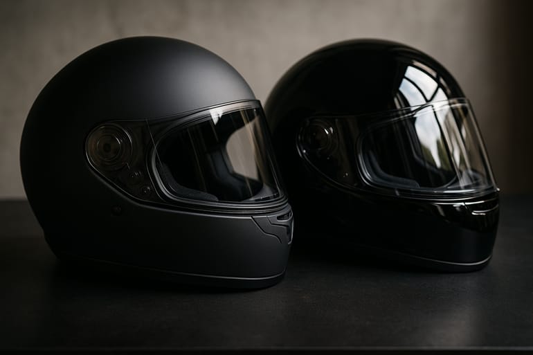 Schwarz matt vs. glänzend: Der große Helm-Finish-Guide