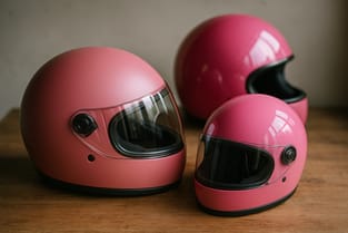 Pinke Motorradhelme: Farben & Oberflächen erklärt