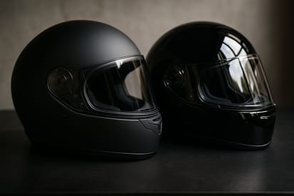 Schwarz matt vs. glänzend: Der große Helm-Finish-Guide