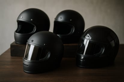 Schwarz vergleichen: Guide zu Motorradhelm-Farbvarianten